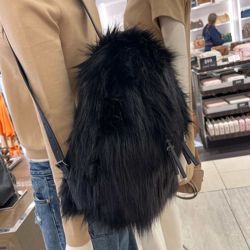 MICHAEL MICHAEL KORS Quinn Medium Flap Faux Fur Backpack
Black
NWT
Live Style - Picture 2 of 16